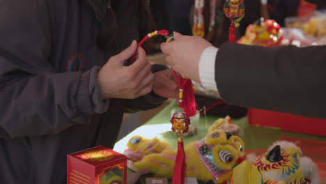 Puestos-De-Mercado-De-Souvenirs-Alrededor-De-Trafalgar-Square-En-Londres-Reino-Unido-Con-Multitudes-Celebrando-El-Año-Nuevo-Chino-2023-1