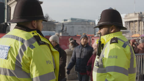 Dos-Policías-En-Trafalgar-Square-En-Londres,-Reino-Unido-En-Un-Evento-Que-Celebra-El-Año-Nuevo-Chino-2023