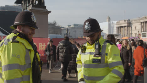 Zwei-Polizisten-Auf-Dem-Trafalgar-Square-In-London-Uk-Bei-Einer-Veranstaltung-Zur-Feier-Des-Chinesischen-Neujahrs-2023-1