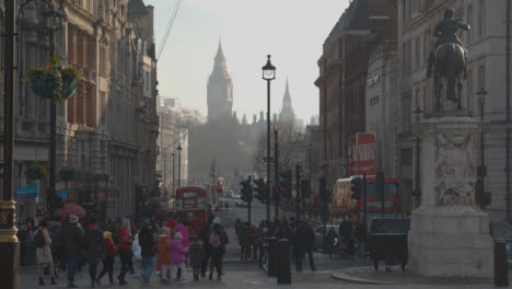 Blick-Entlang-Whitehall-Vom-Trafalgar-Square-Mit-Big-Ben-Und-Beschäftigt-Mit-Menschen-Und-Verkehr