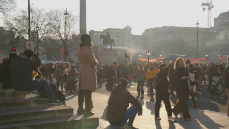 Trafalgar-Square-In-London-Großbritannien-Mit-Menschenmassen,-Die-Das-Chinesische-Neujahr-2023-Mit-Einer-Veranstaltung-Auf-Der-Bühne-13-Feiern