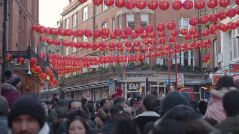 Bunte-Papierlaternen-Hingen-Auf-Der-Anderen-Straße,-Um-Das-Chinesische-Neujahr-2023-In-London-Uk-4-Zu-Feiern