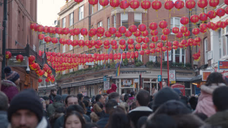 Linternas-De-Papel-De-Colores-Colgadas-Al-Otro-Lado-De-La-Calle-Para-Celebrar-El-Año-Nuevo-Chino-2023-En-Londres,-Reino-Unido-4