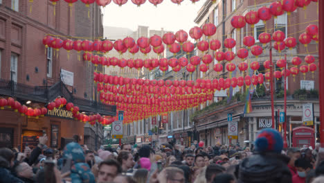 Linternas-De-Papel-De-Colores-Colgadas-Al-Otro-Lado-De-La-Calle-Para-Celebrar-El-Año-Nuevo-Chino-2023-En-Londres,-Reino-Unido-6