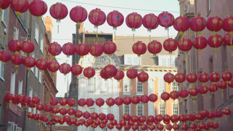 Nahaufnahme-Von-Bunten-Papierlaternen,-Die-Auf-Der-Anderen-Straßenseite-Aufgehängt-Wurden,-Um-Das-Chinesische-Neujahr-2023-In-London,-Großbritannien,-Zu-Feiern