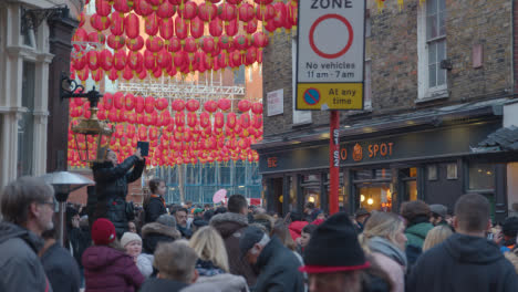 Linternas-De-Papel-De-Colores-Colgadas-Al-Otro-Lado-De-La-Calle-Para-Celebrar-El-Año-Nuevo-Chino-2023-En-Londres,-Reino-Unido-7