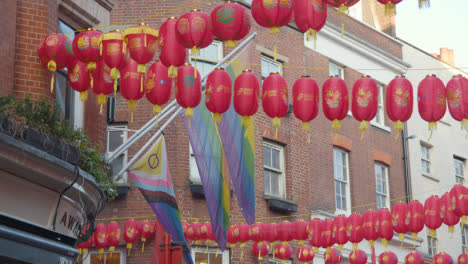 Bunte-Papierlaternen-Und-Lbgt-Flaggen-Hingen-Auf-Der-Anderen-Straßenseite,-Um-Das-Chinesische-Neujahr-2023-In-London,-Großbritannien,-Zu-Feiern