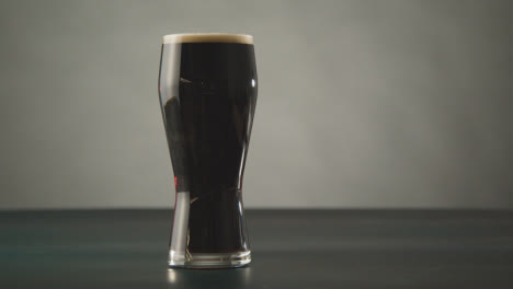 Pinta-De-Cerveza-Negra-Irlandesa-En-Vidrio-Contra-El-Fondo-Del-Estudio-Para-Celebrar-El-Día-1-De-San-Patricio