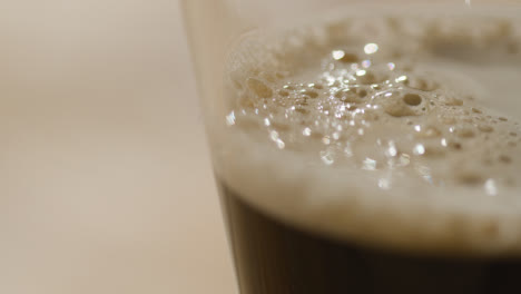Cerca-De-Una-Pinta-De-Cerveza-Negra-Irlandesa-En-Vidrio-Para-Celebrar-El-Día-De-San-Patricio-1
