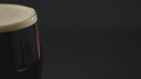 Cerca-De-Una-Pinta-De-Cerveza-Negra-Irlandesa-En-Vidrio-Para-Celebrar-El-Día-De-San-Patricio-8