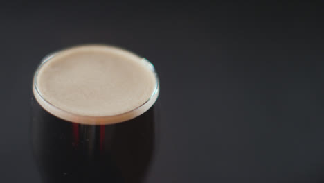 Cerca-De-Una-Pinta-De-Cerveza-Negra-Irlandesa-En-Vidrio-Para-Celebrar-El-Día-11-De-San-Patricio