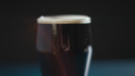 Cerca-De-Una-Pinta-De-Cerveza-Negra-Irlandesa-En-Vidrio-Para-Celebrar-El-Día-15-De-San-Patricio