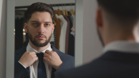 Junger-Mann-Zu-Hause-Krawatte-Anziehen-Bereit-Für-Vorstellungsgespräch-Reflektiert-In-Spiegel-2
