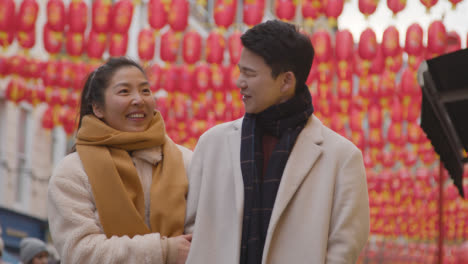 Junges-Romantisches-Asiatisches-Paar-Im-Urlaub,-Das-Durch-Chinatown-In-London-Uk-Geht