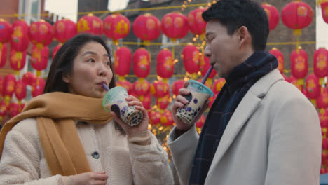Junges-Asiatisches-Paar-Im-Urlaub-Trinkt-Bubble-Tea-In-Chinatown,-London,-Großbritannien-4