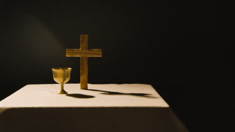 Religiöses-Konzept-Mit-Holzkreuz-Und-Kelch-Auf-Dem-Altar-Im-Lichtbecken