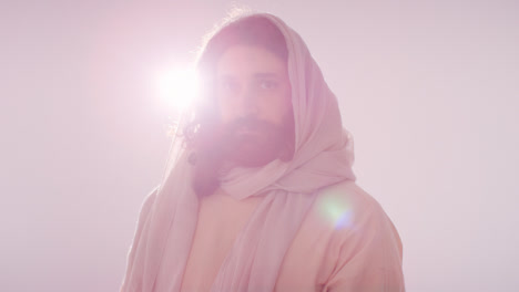 Von-Hinten-Beleuchtetes-Porträt-Eines-Mannes-In-Roben-Mit-Langen-Haaren-Und-Bart,-Der-Die-Figur-Von-Jesus-Christus-1-Darstellt