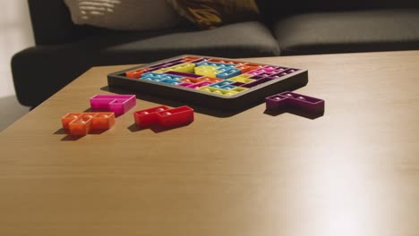 Farbiges,-Ineinandergreifendes-Formpuzzle-Auf-Dem-Tisch-Zu-Hause-Für-Ein-Kind-Mit-Der-Diagnose-ASD-6