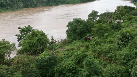 Visitando-El-Río-A-Lo-Largo-Del-Parque-Naitonal-De-Salawin-Cerca-De-Mae-Saraing