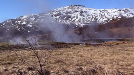 Dampf,-Der-Aus-Den-Wasserpfützen-Eines-Geysirs-In-Island-Kommt
