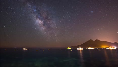 Nachthimmel-Der-Milchstraße-In-Einer-Meereslandschaft-Mit-Booten-Und-Einem-Berg