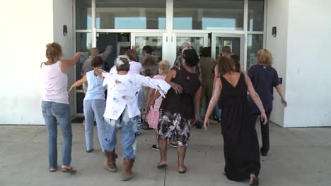 Un-Grupo-De-Zombies-Entrando-A-Un-Edificio