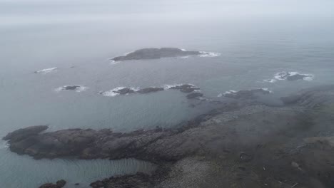 Toma-Aérea-De-La-Costa-En-Hofn,-Islandia