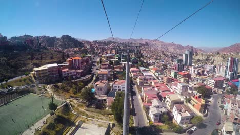 El-Sistema-De-Teleférico-De-Mi-Teleférico-Pasa-Por-Encima-De-Un-Campo-De-Fútbol-Local-En-La-Paz,-Bolivia,-América-Del-Sur