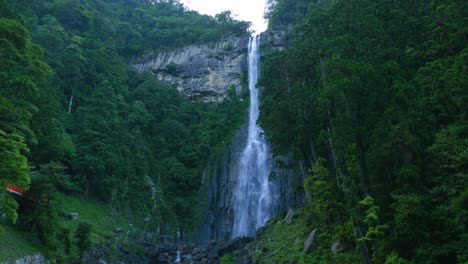 Wasserfall-In-Den-Bergen