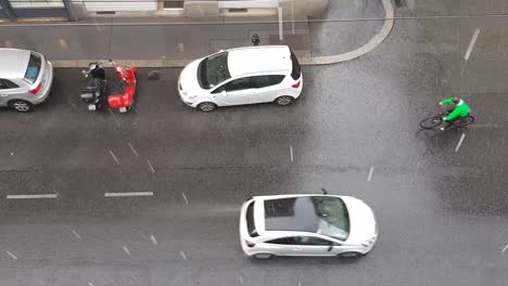 Ansicht-Von-Oben-Nach-Unten-Auf-Der-Straße-Mit-Autos-Bei-Starkem-Sommerregen