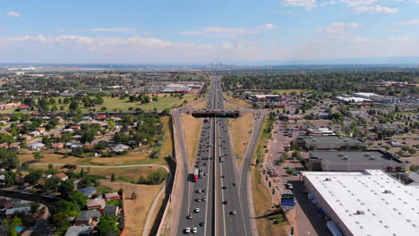 Luftaufnahme-Des-Verkehrs-Mit-Stadt-Im-Hintergrund-Teil-4