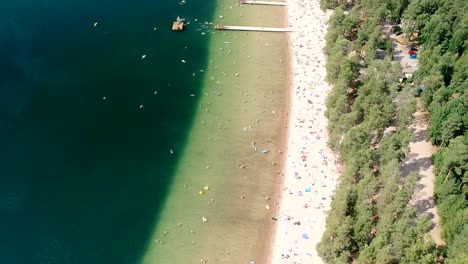 Fliegen-über-überfüllten-Strand-Im-Sommer-In-Finnland