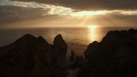 Amanecer-En-La-Costa-De-Ponta-Da-Piedade,-Lagos-Portugal,-Una-Costa-De-Acantilados-Con-Una-Gran-Vista-Sobre-El-Océano-Atlántico