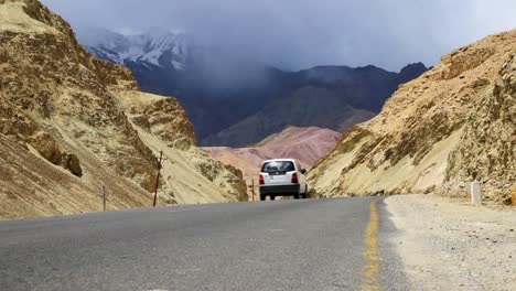 Auf-Der-Straße-In-Richtung-Der-Stadt-Leh,-Jammu-Und-Kaschmir,-Indien