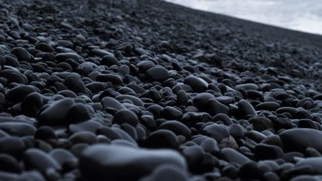 Schwarze-Kiesel-Und-Reynisdrangar-In-Island