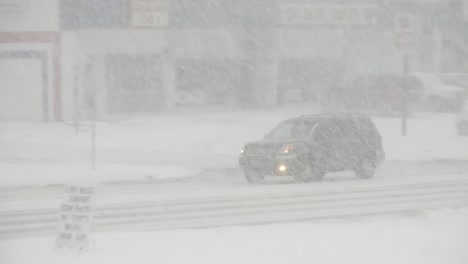 Tormenta-De-Nieve-En-Columbus-Ohio-Mientras-Suv-Conduce-En-High-Street