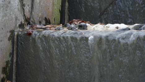 Wasser-Läuft-Stufen-Wasserfall-Hinunter