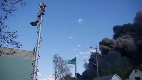 News-Truck-Bei-Massivem-Brand-In-Columbus,-Ohio-Mit-Großer-Rauchwolke