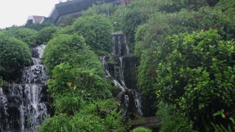 Kleiner-Wasserfall-In-Thailand-Aufzeichnung-In-Einem-Tempel