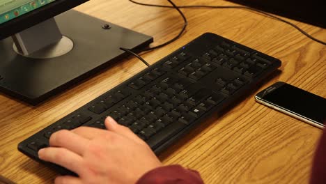 Escribiendo-En-Teclado_único_mano-Joven