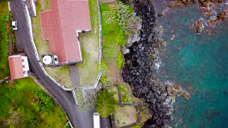 Topdown-aufnahme-Der-Kirche-Santa-Barbara-Und-Der-Manadas-küste-Auf-Der-Insel-Sao-Jorge,-Azoren