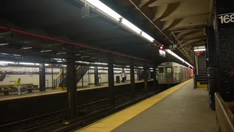 Metro-De-La-Ciudad-De-Nueva-York_alejándose_sobre-El-Suelo