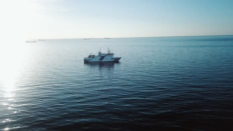 Tiro-De-Drone-De-Barco-En-El-Mar-Báltico