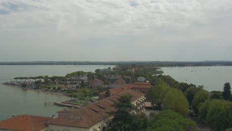 Pequeña-Ciudad-Situada-En-El-Lago-De-Garda,-Italia,-Con-Ruinas-Romanas-De-Una-Antigua-Fortaleza