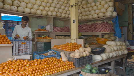 Puestos-De-Frutas-Y-Comida-Dentro-Del-Edificio-Del-Mercado-Russell-En-Bangalore,-India-Con-Compradores-1