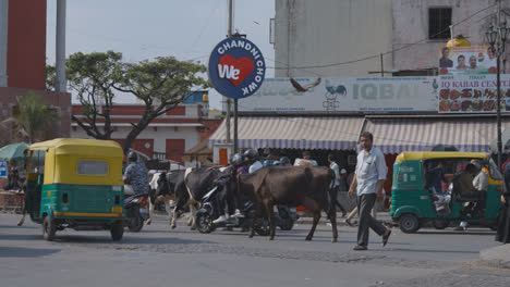 Concurrido-Distrito-De-Chandni-Chow-En-Bangalore,-India-Con-Taxis-Auto-Rickshaw