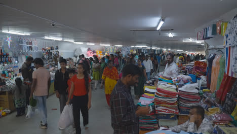 Mercado-Callejero-Debajo-De-La-Majestuosa-Parada-De-Autobús-En-Bangalore,-India-1