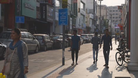 Calle-Muy-Transitada-Con-Gente-Y-Tráfico-En-Bangalore,-India.