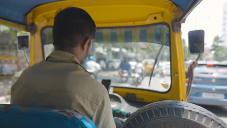 Vista-Del-Pasajero-Del-Hombre-Conduciendo-Un-Taxi-Rickshaw-A-Lo-Largo-De-La-Calle-En-Bangalore,-India-1