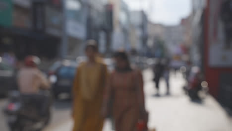 Defokussierte-Aufnahme-Einer-Belebten-Straße-Mit-Menschen-Und-Verkehr-In-Bangalore,-Indien